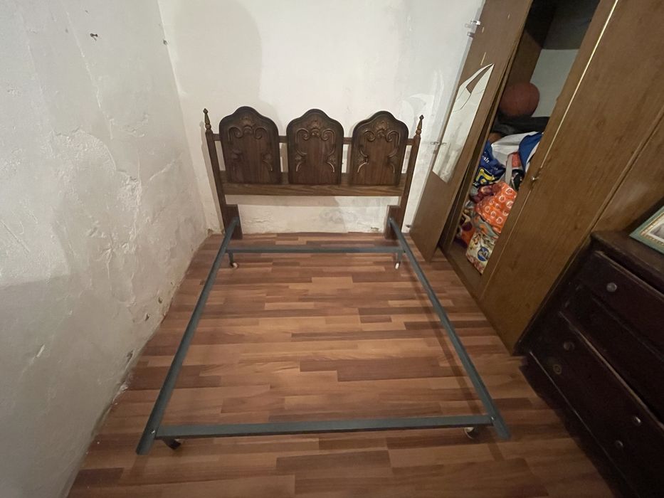 mesas de cabeceira antigas+ cama de madeira+ cómoda