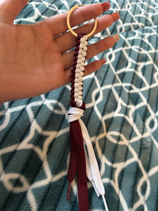 Porta chaves em branco e bordo