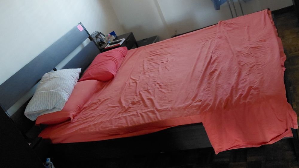 Cama de casal em cor preto wengue em excelente estado.