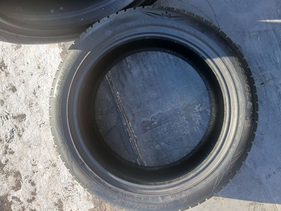 255/45/20 triangle pl02