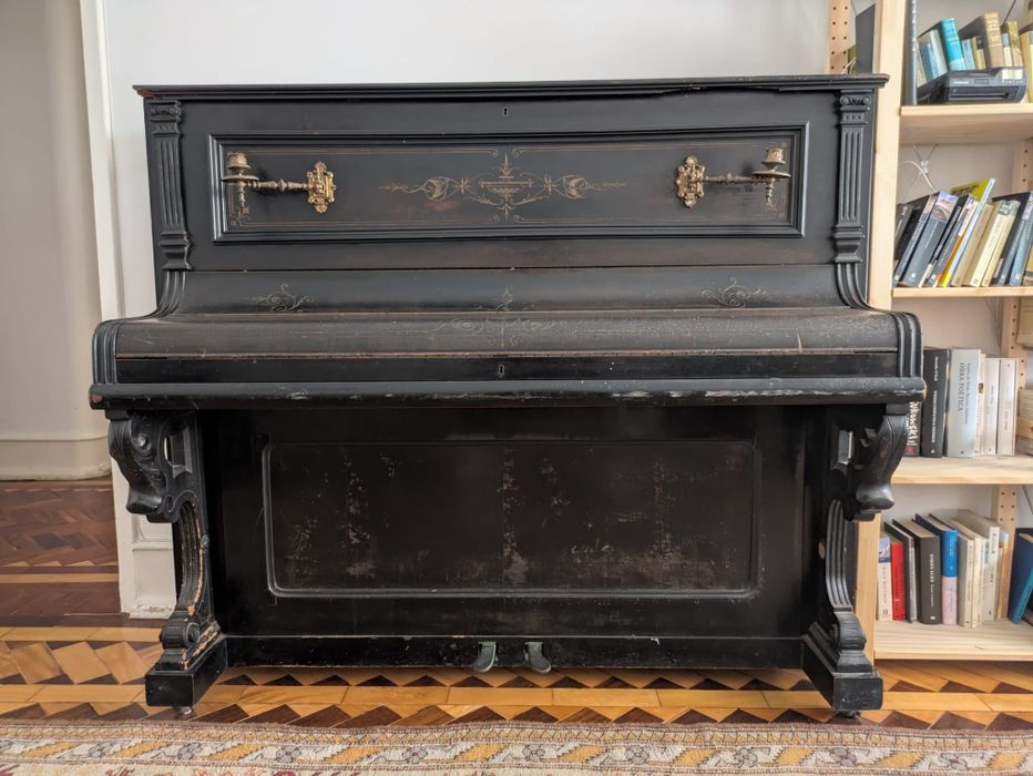 Ofereço piano de cordas