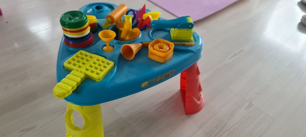 Stolik do zabawy ciastoliną z akcesoriami