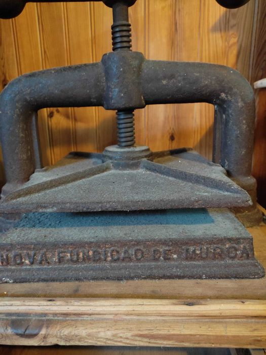 Antiga Prensa de Encadernação em Ferro Fundido com Mesa Original – Decoração Industrial