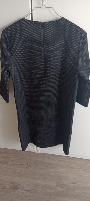 Vestido preto com pintas brancas