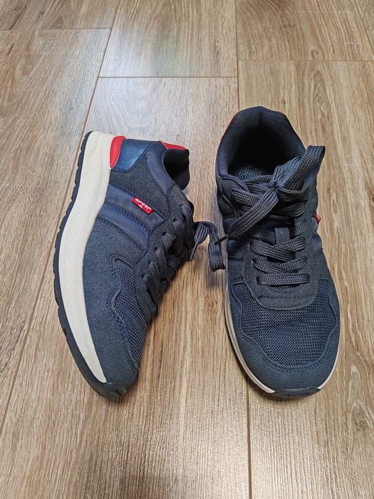 Продам фірмові кросівки 37р.,38 р на хлопчика