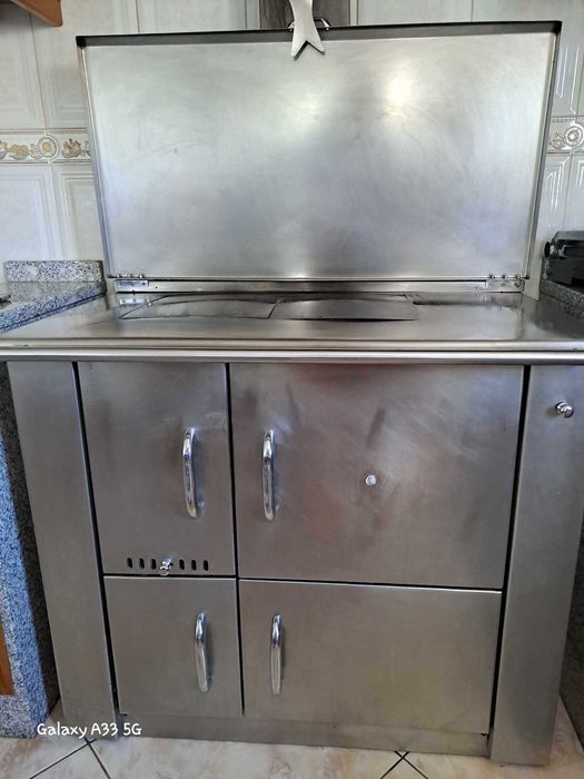 Vendo móvel de sala e fogão a lenha em bom estado
