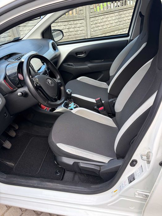 samochód toyota aygo