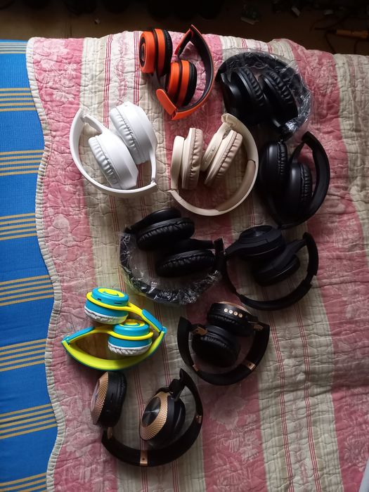 Продам беспроводные наушники новые без упаковки любые 100 гривен