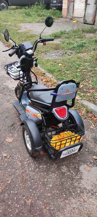 Триколісний електроскутер