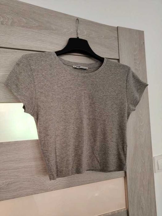 Szary crop top z krótkim rękawem FB Sister M