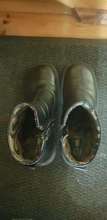 RARYTAS! Oryginalne znoszone botki FLY – możliwe przyszłe relikwie!