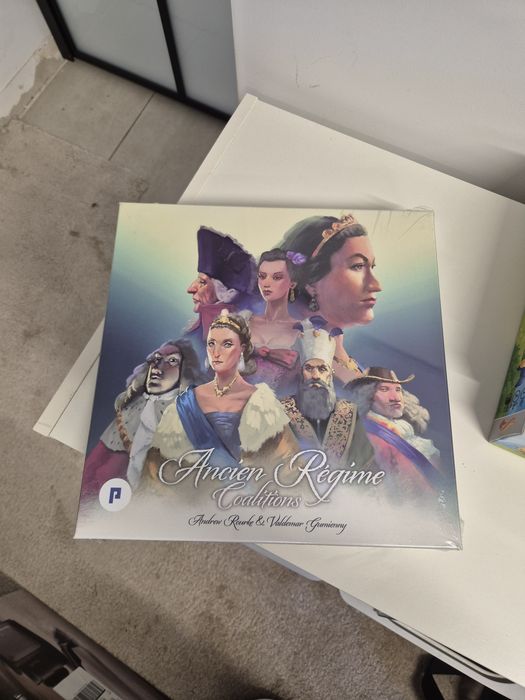 Coalitions Kickstarter – 2 dodatki, figurki, artbook, folia