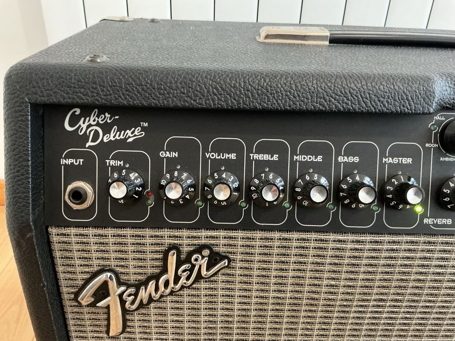 Fender Cyber-Deluxe 65W (C/ Pedal 4-Botões) – Raro/Vintage Digital