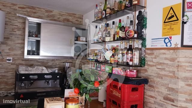 Prédio com Habitação e Comercio