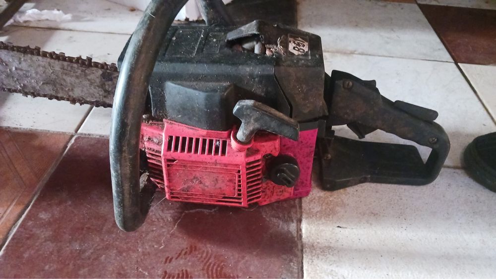 Modelo: Trata-se de uma motosserra a gasolina,  um modelo clássico como 621