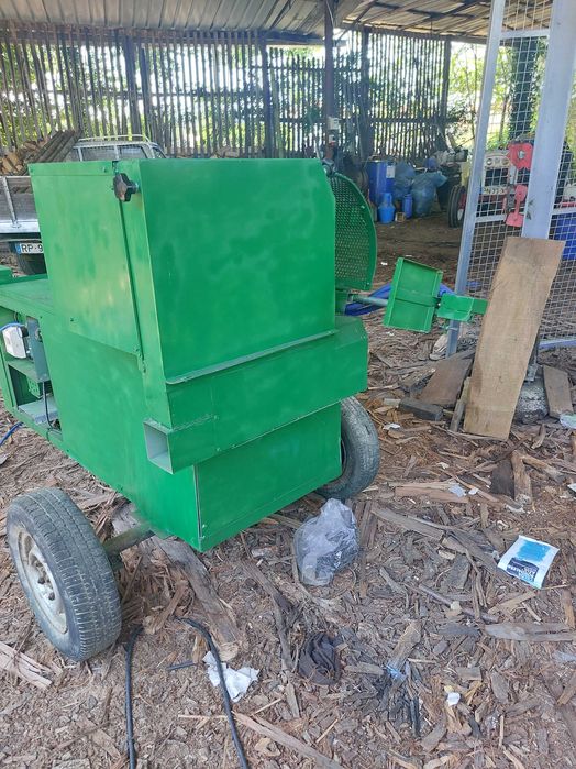 Maquina de corrar roletes