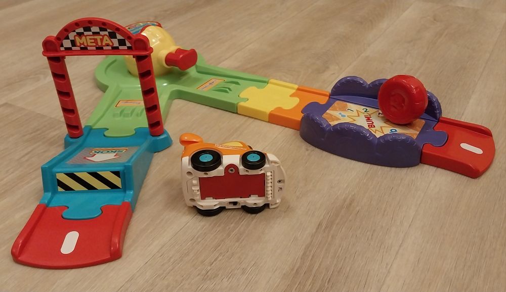 wyrzutnia autek tut-tut VTECH + autko wyścigówka