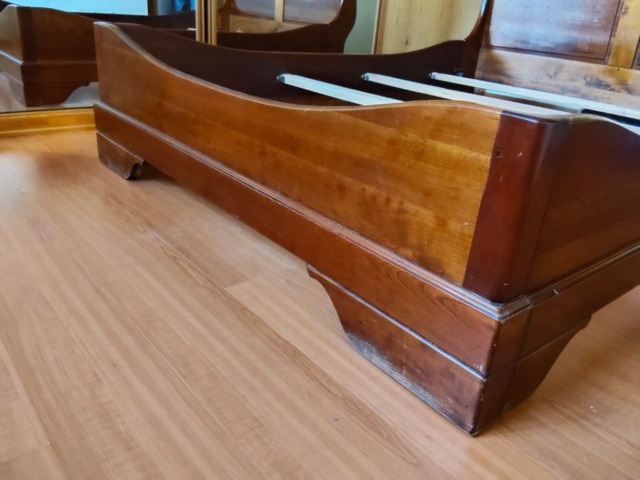 Cama de casal e mesas cabeceira em cerejeira