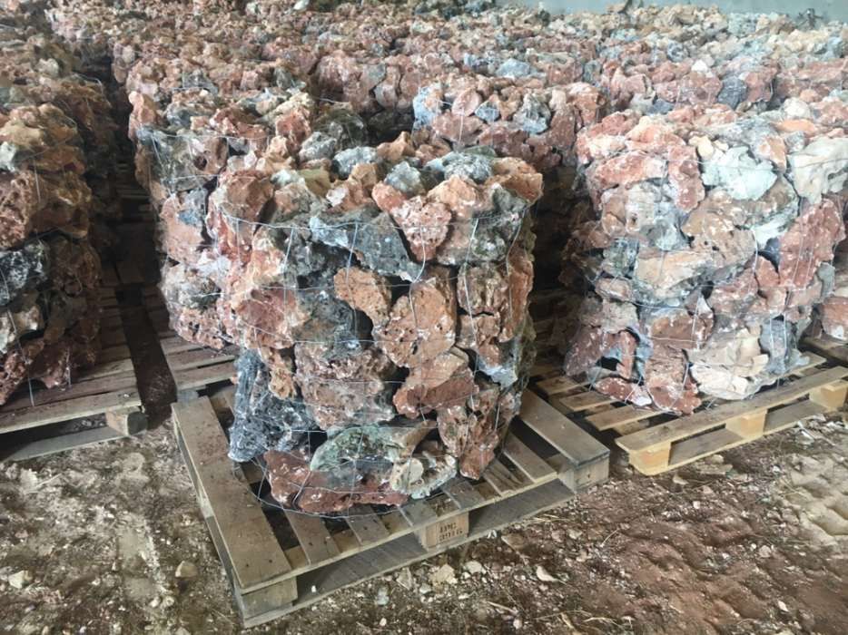 Pedra decorativa furada