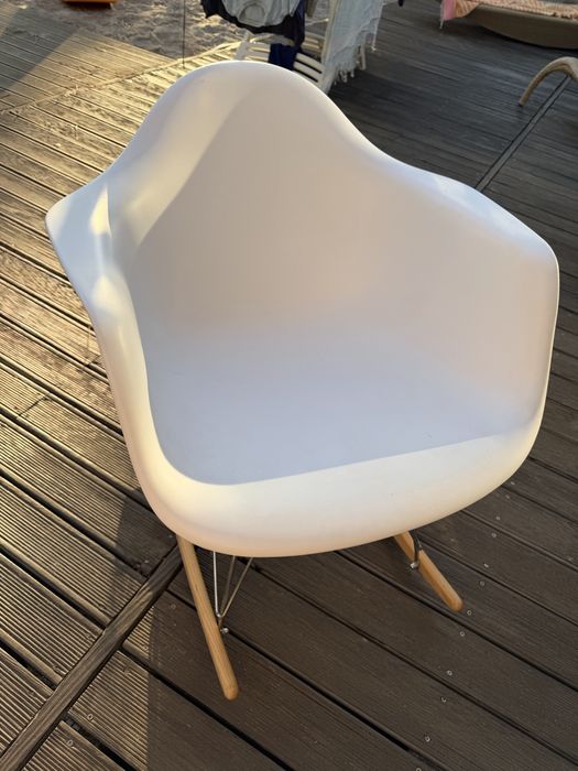 Cadeira de baloiço estilo Charles Eames
