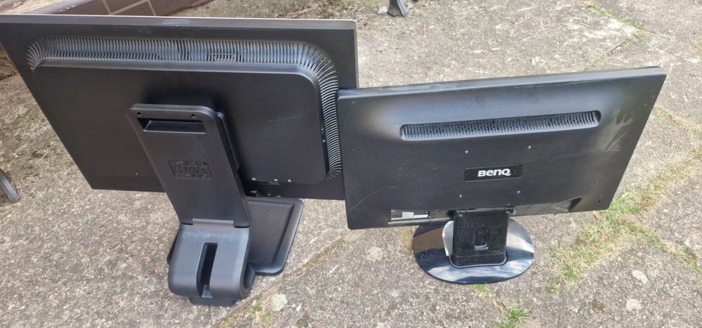 Dwa monitory Led