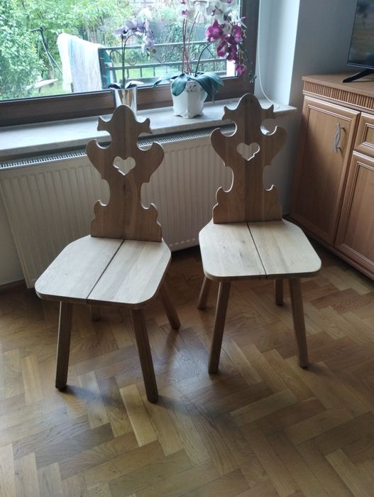 Dwa dębowe krzesła