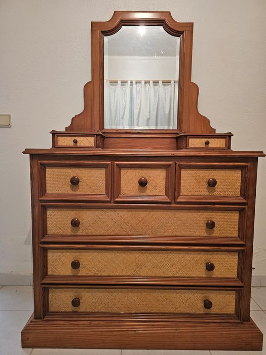 Conjunto de quarto clássico em madeira — cama, guarda fato ...