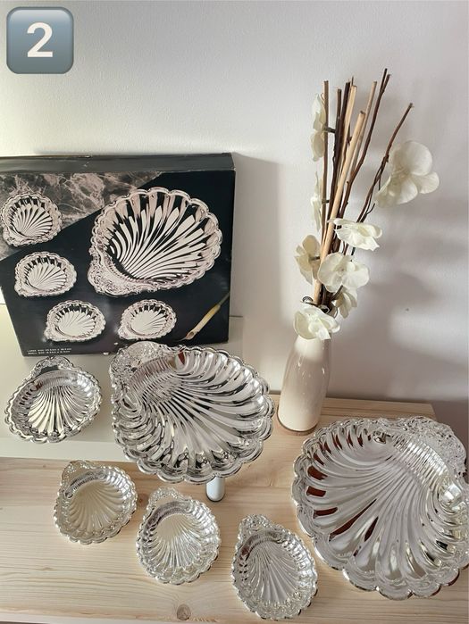 Peças prateadas, tabuleiros, bule…