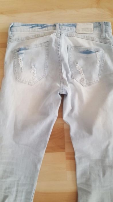 Reserved jeansy spodnie jeansowe jeans dzins dziury przetarcia slim