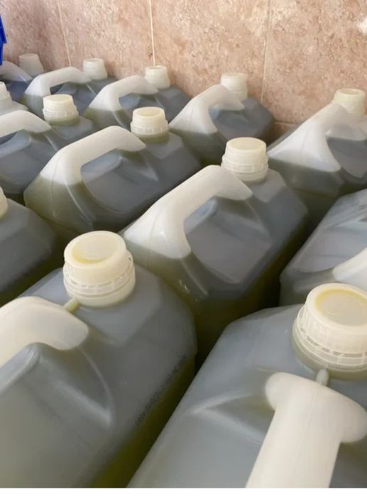 Vendo azeite bom e baldes de azeitona