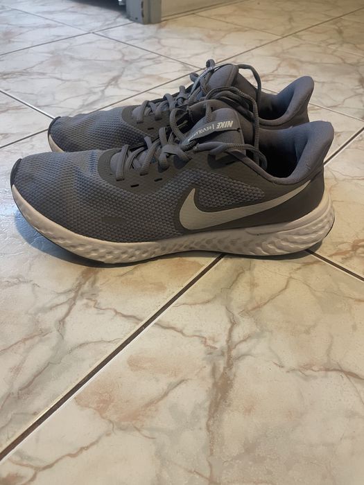 Buty do biegania Nike Revolution rozmiar 45,5 29,5 cm