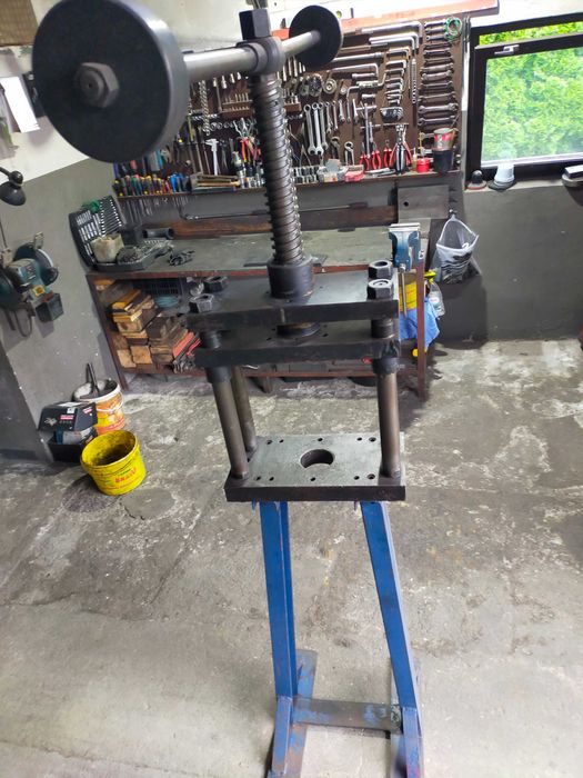 Prasa śrubowa balansowa