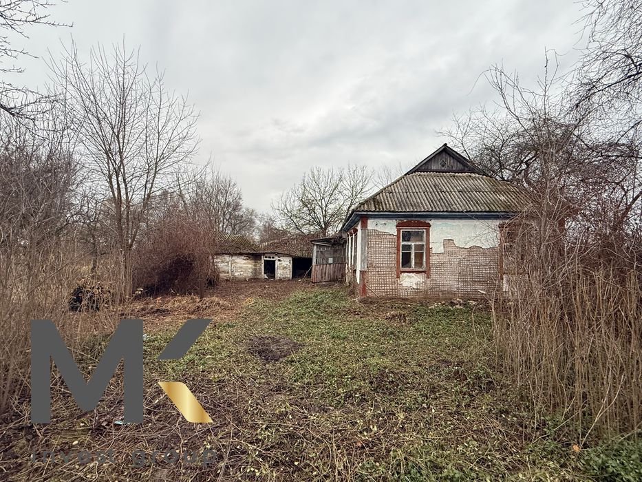 Стараха хата під реконструкцію або під знос. Земельна ділянка 25 соток