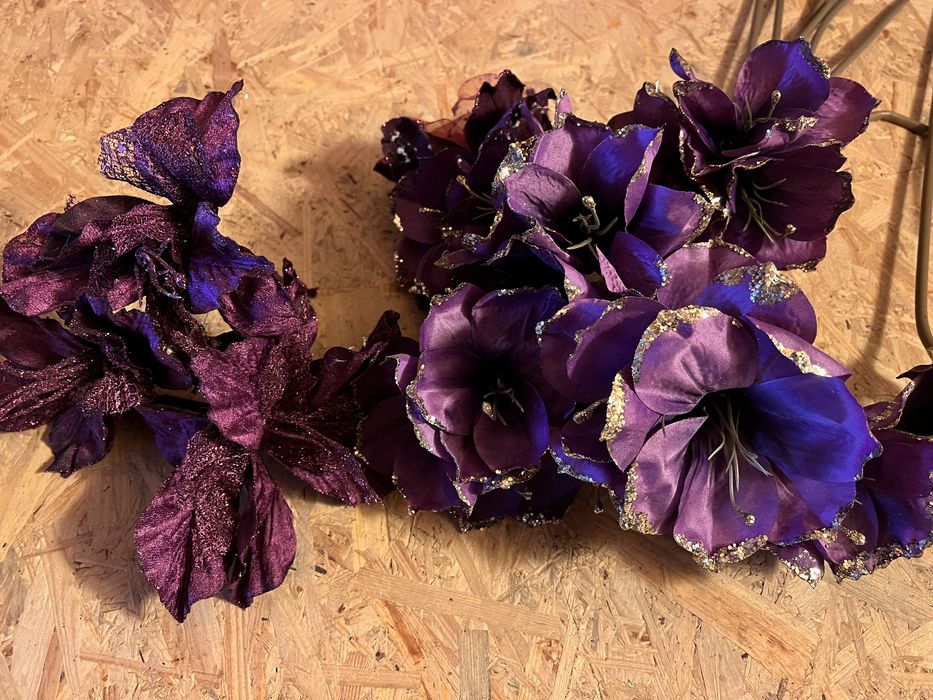 Декор, квіти, гілочки на ялинку