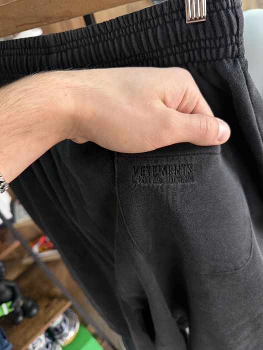 Шорти Оверсайз VETEMENTS “My Name Is” Faded Black / Red