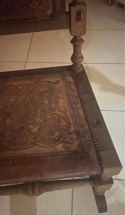 cadeira de balanço de madeira com assento e encosto em couro gravado
