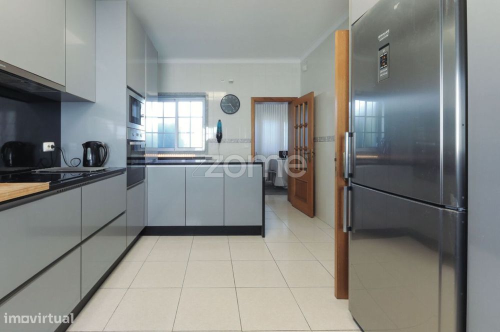 Moradia T3 (todos os quartos suite), jardim, garagem, um piso amplo.