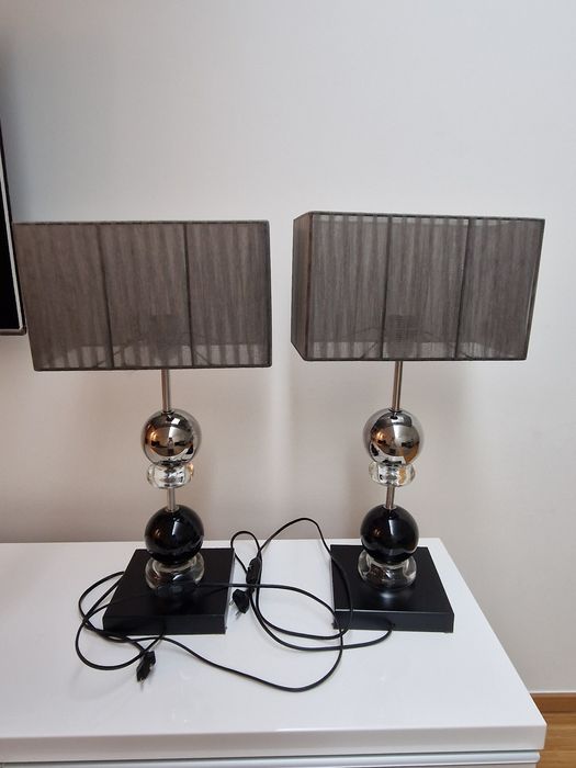 Candeeiros preto e cinza