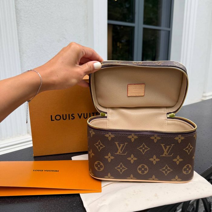 Женская кожаная сумка  Louis Vuitton Nice BB