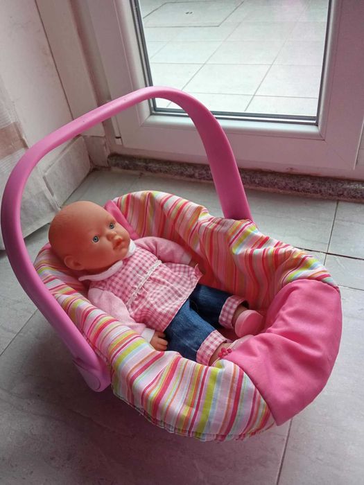 ovo e boneca de brincar