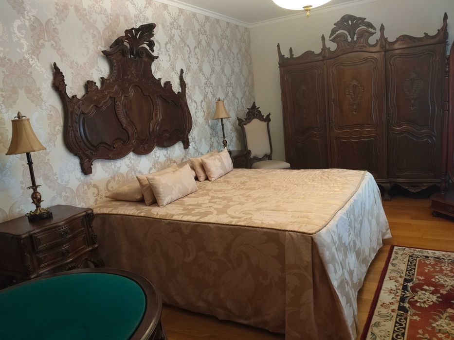 Quarto completo clássico em madeira trabalhada