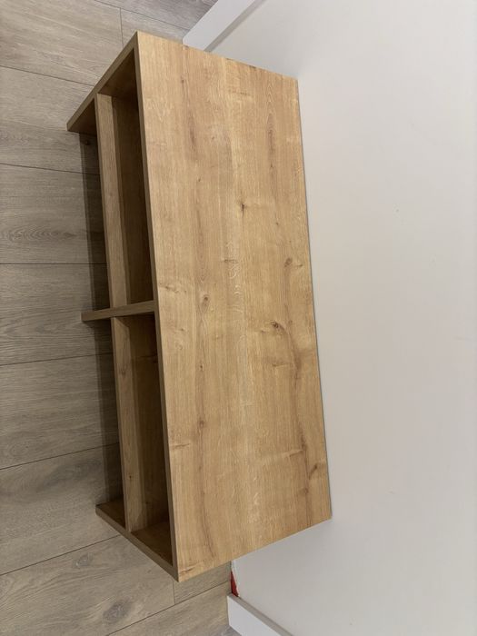 Laweczka  z połkami na buty