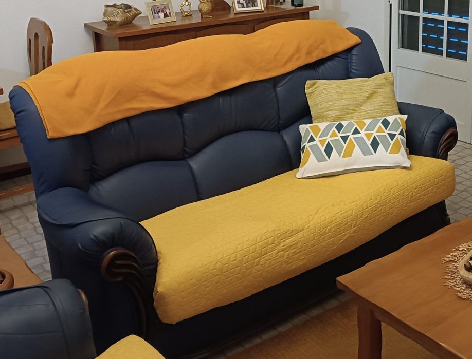 Sofá três lugares de cor  azul