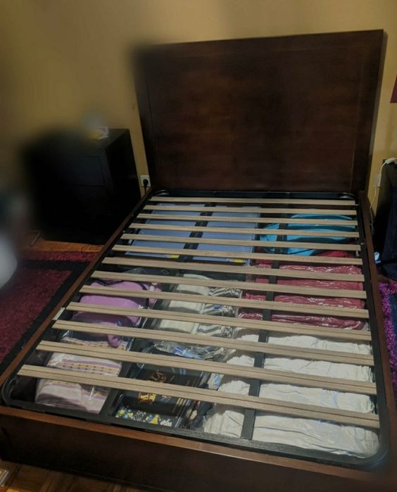 Cama de casal com estrado elevatório