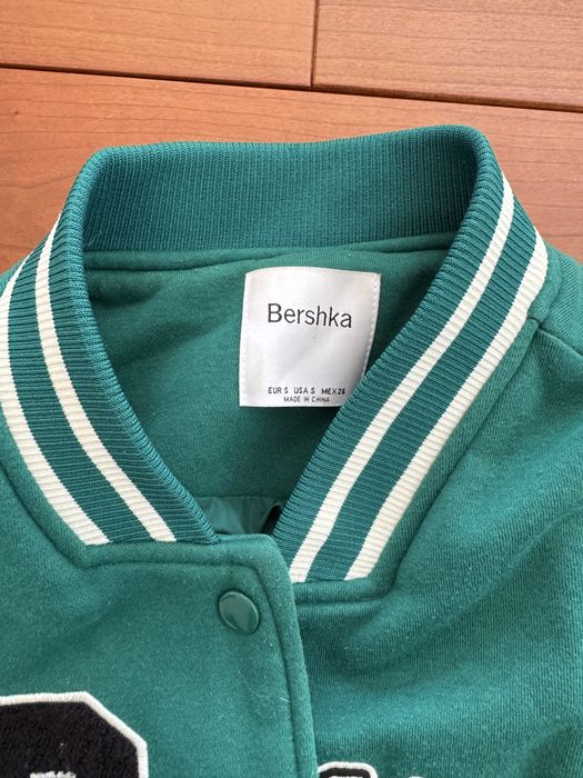 Blusão Bershka de tecido tipo universitário