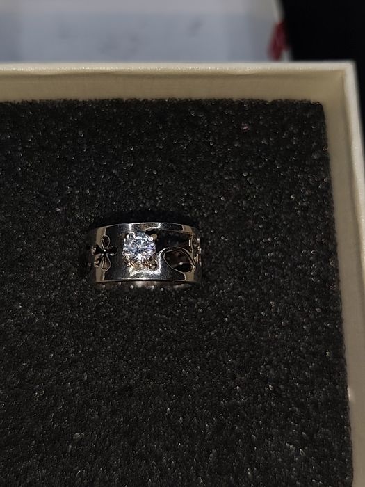 Pierścionek wykonany z srebra 925 z diamentami.
specyfikacja produktu;
-Waga g.
-Szerokość wewnętrzna mm.