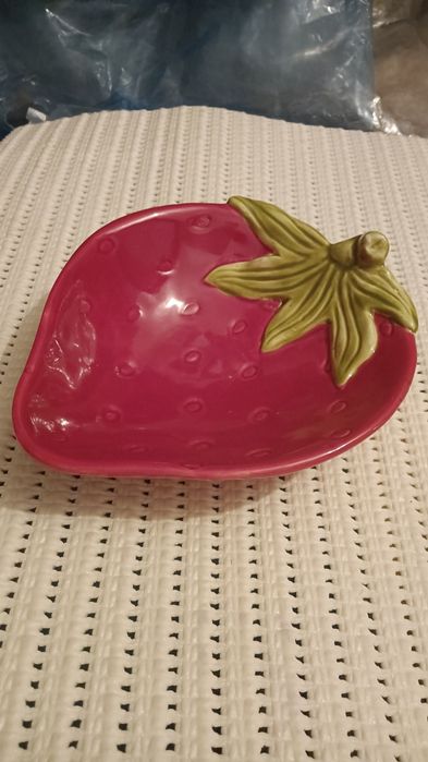 Strawberry-Shaped Plate497470844636375040