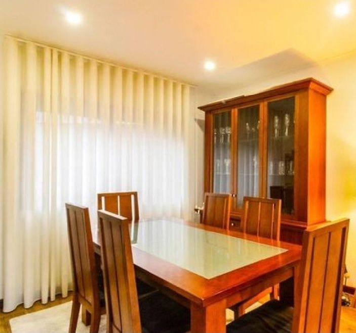 Mobília. Mesa de sala de jantar com 6 cadeiras  um sofá de 2 lugares