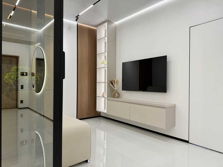 Стильна трикімнатна біля міського озера