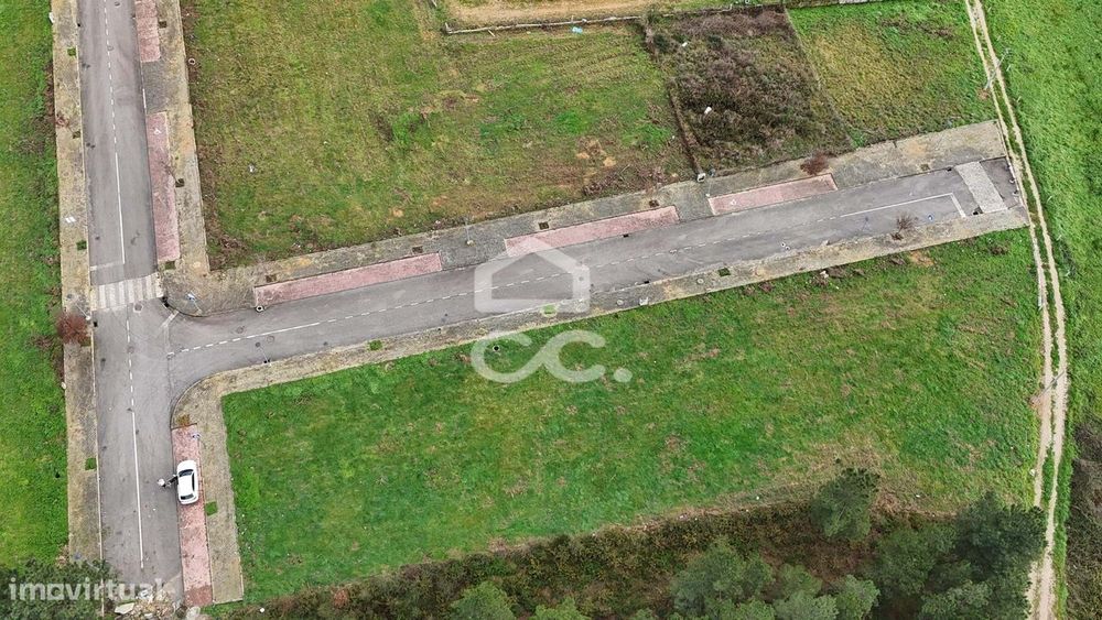 Lote de terreno destinado à construção de moradia, situado em uma loca
